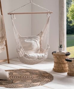 Fauteuil suspendu bohème avec 2 coussins écrus et design en macramé